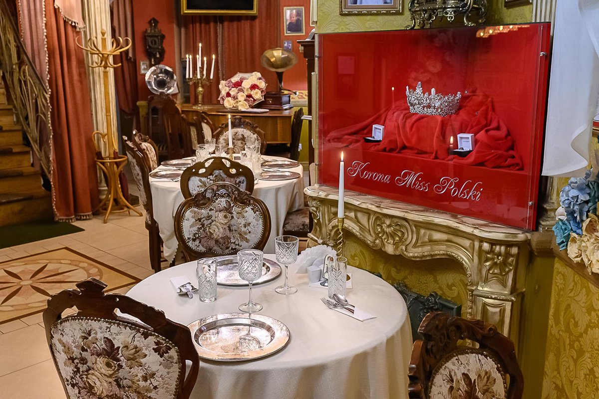 Wnętrze lokalu przy Szpitalnej z oficjalnej galerii; nie wskazuje konkretnej sali menu