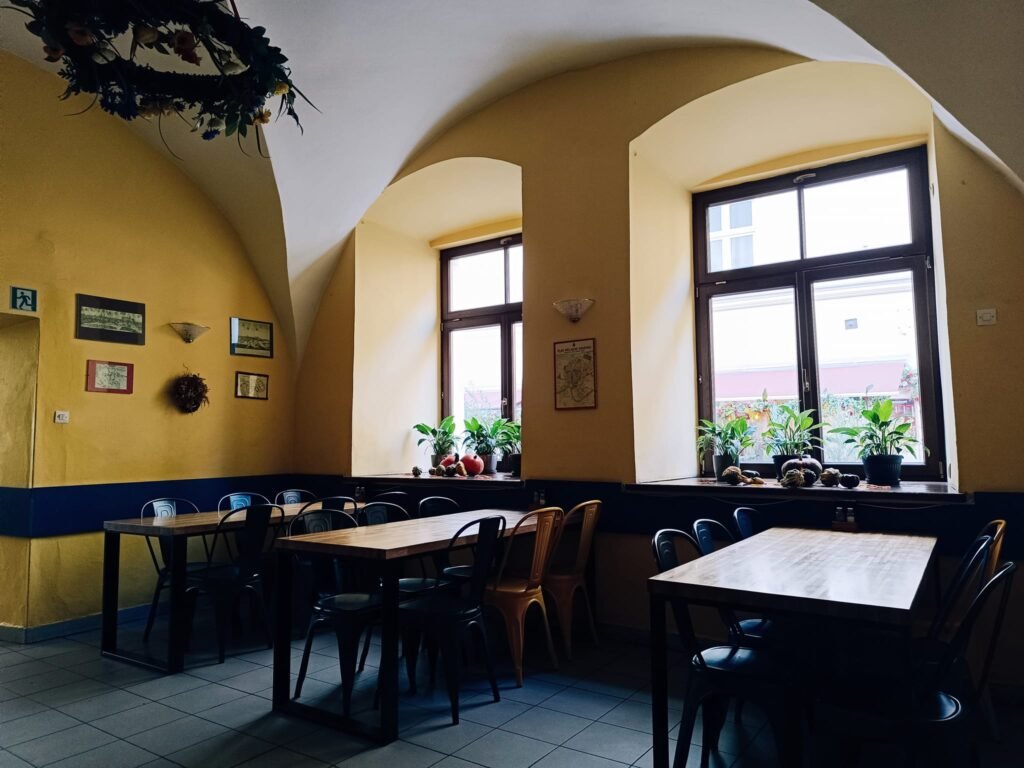 Wnętrze baru Pod Temidą z oficjalnej strony