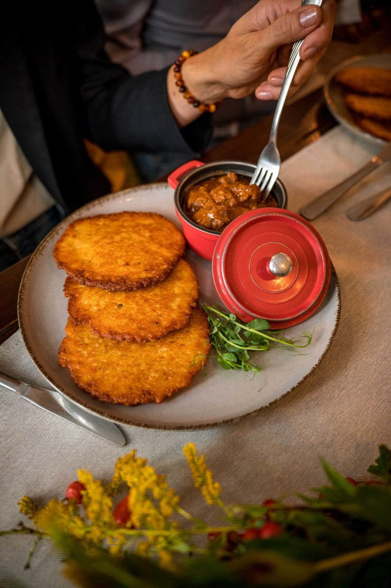 Placki z sosem z oficjalnej strony Bistro Królestwo Ziemniaka