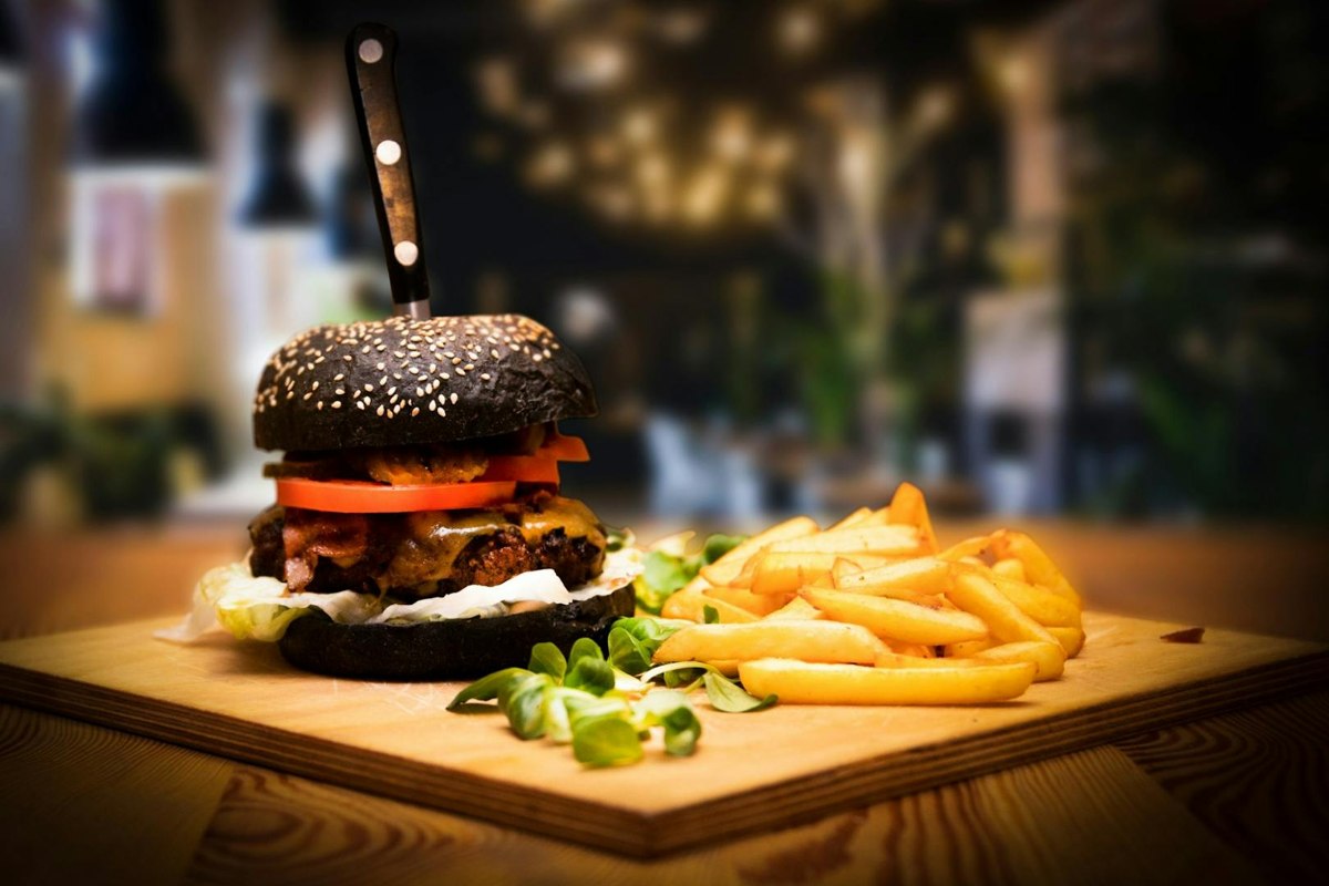 Burger na zdjęciu promocyjnym Musztardy Po Obiedzie; nie przedstawia zestawów schabowego z menu