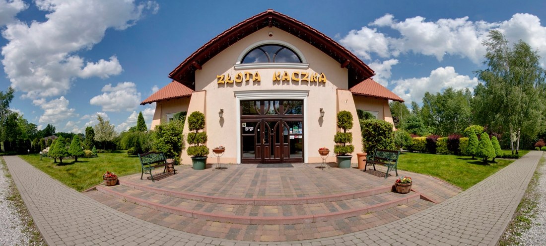 Budynek restauracji Złota Kaczka przy Rąbieńskiej ze strony lokalu