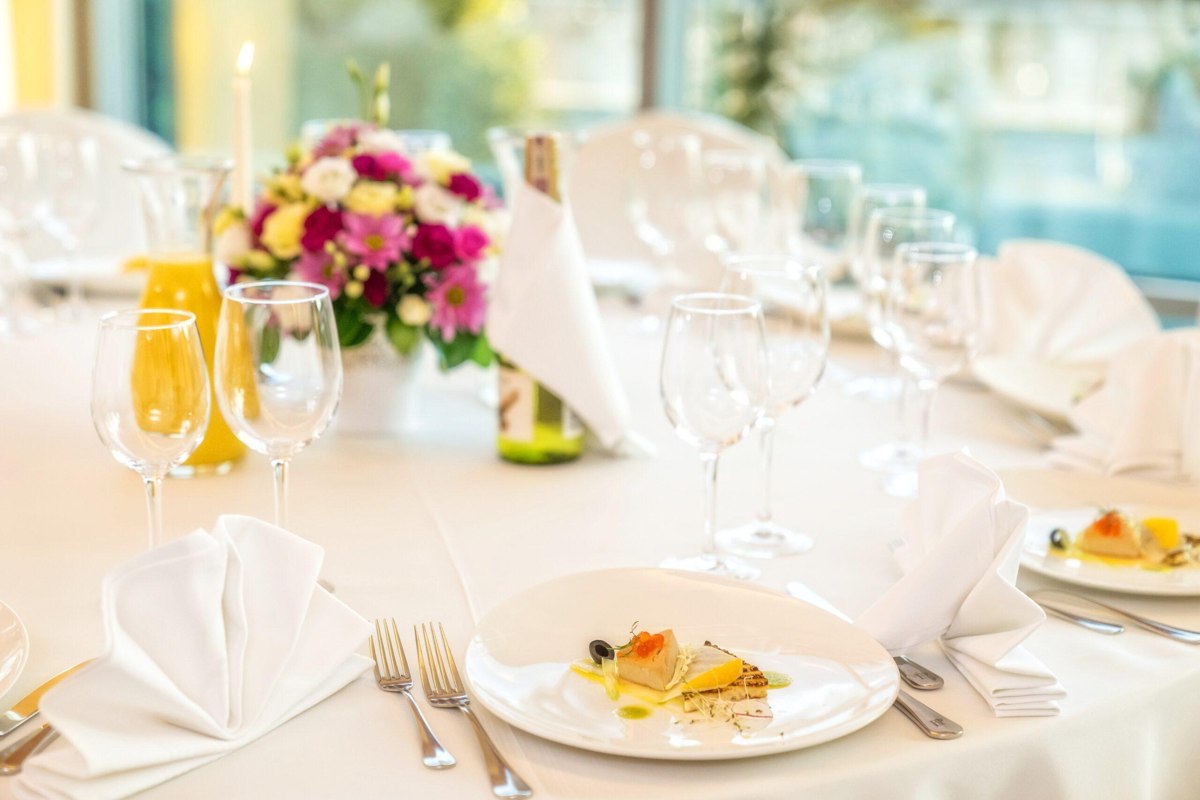 Nakrycie i wnętrze Restauracji Panorama z oficjalnej galerii