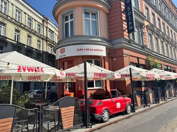 Wejście do SETKI we Wrocławiu - zdjęcie z oficjalnej strony restauracji.